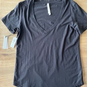 Aritzia / Group by Babaton - S - New with tags. V-neck black t-shirt